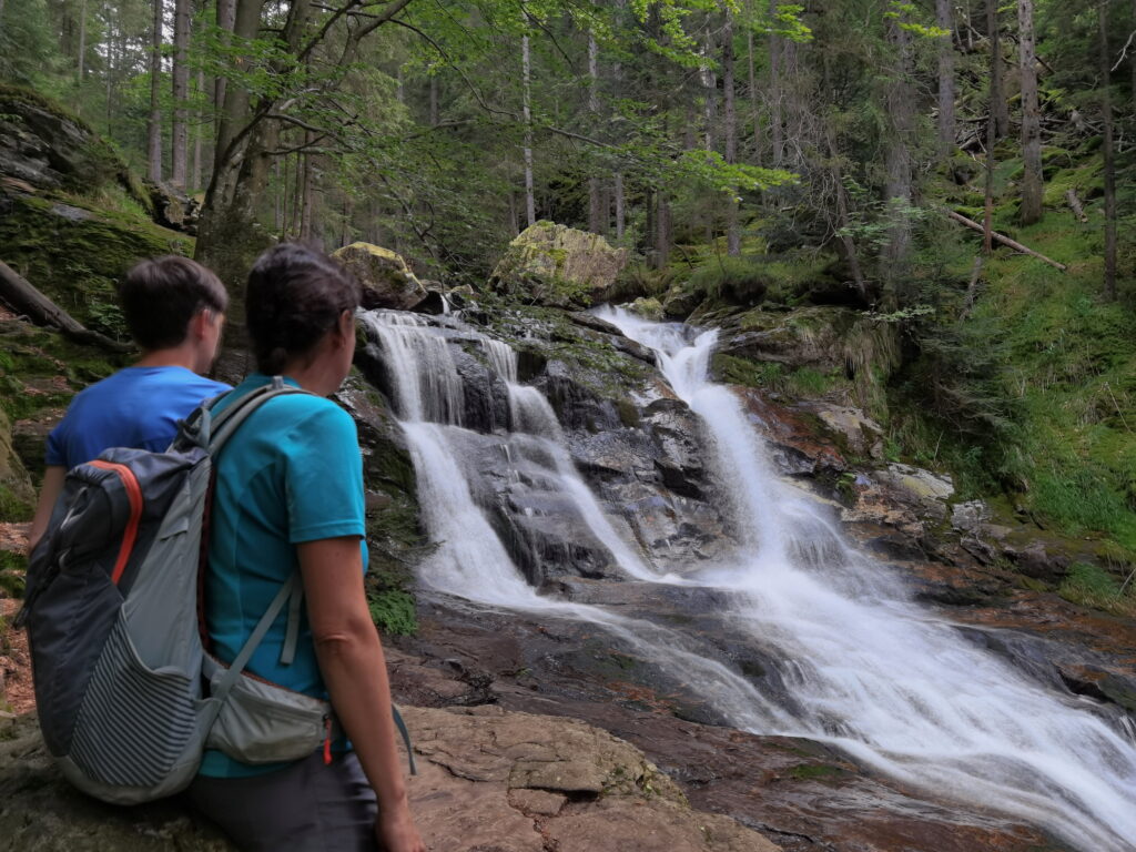 An der großen Fallstufe der Rißlochwasserfälle